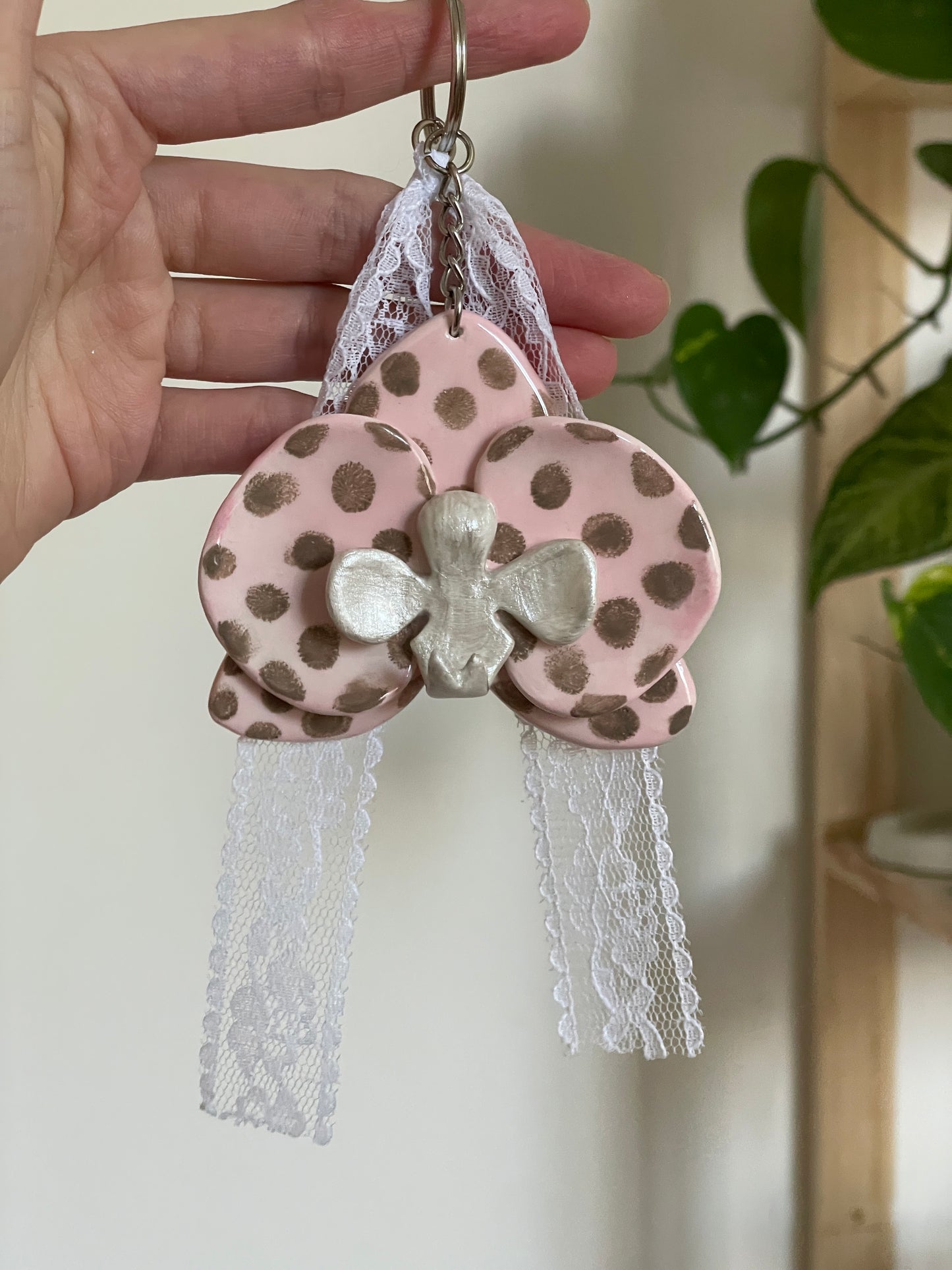 Charms mini orchidée marron & rose