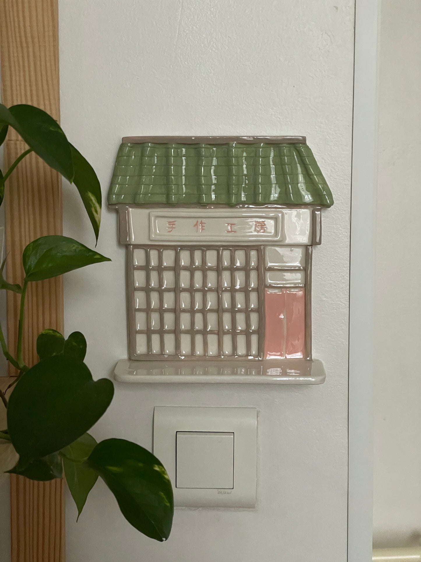 Étagère façade japonaise vert & rose